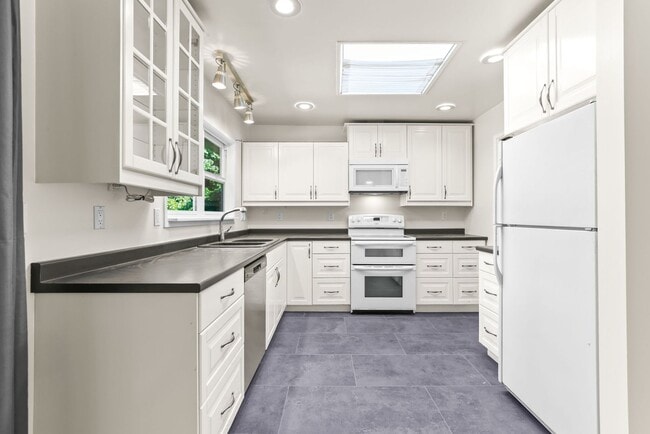 Building Photo - 9877 SE 33rd Ave