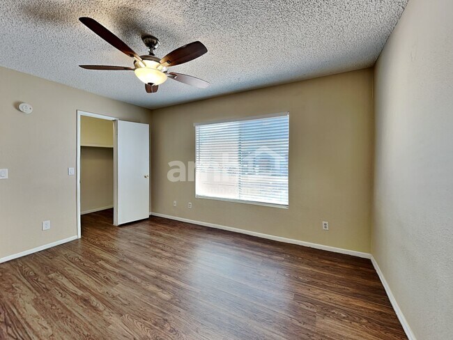 Building Photo - 9509 W Echo Ln