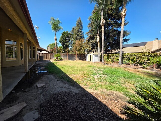 Building Photo - 3 bedroom 2 bathroom in a desirable SE Vis...