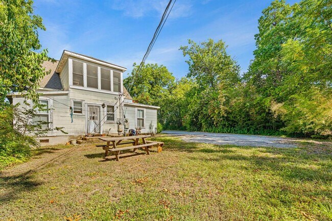 Building Photo - 3205 Guadalupe St