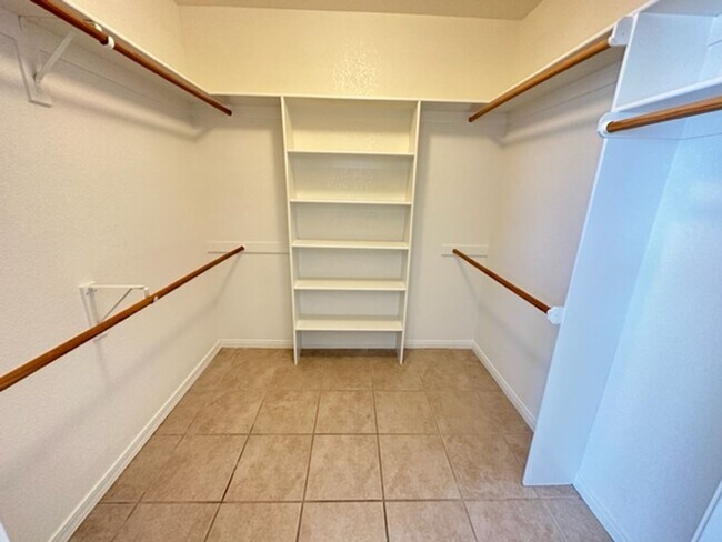 Building Photo - HOUSE - VILLAGE OF OAK CREEK