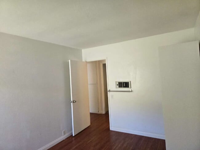 Building Photo - Spacious 3-bed, 2-bath condo is located in the heart of UTC, right on the UCSD bus line! It featu...