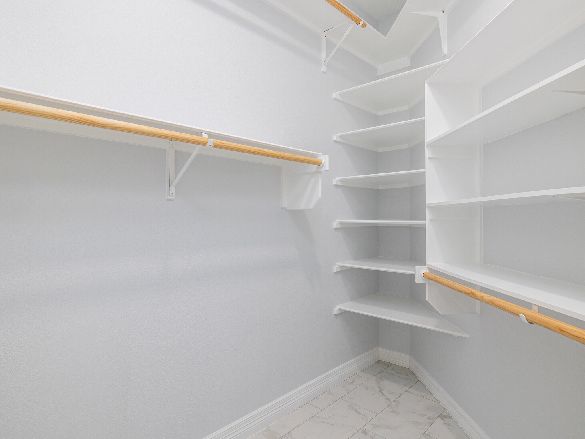 Building Photo - 9805 Big View Dr