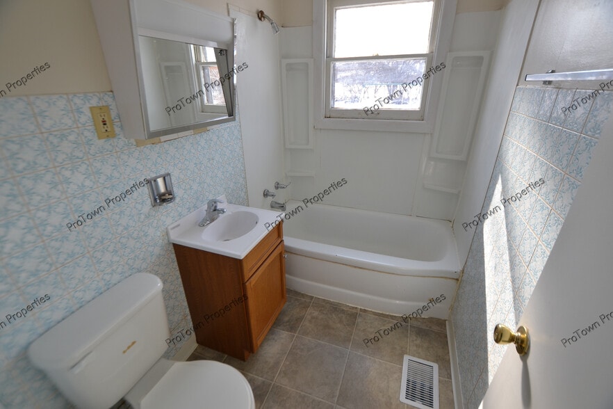 Building Photo - 110 Edison Rd