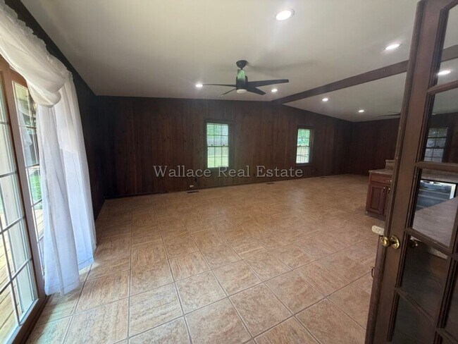 Building Photo - ALL ONE LEVEL IN WEST KNOXVILLE!  OVER 2,400 SQUARE FEET!!!