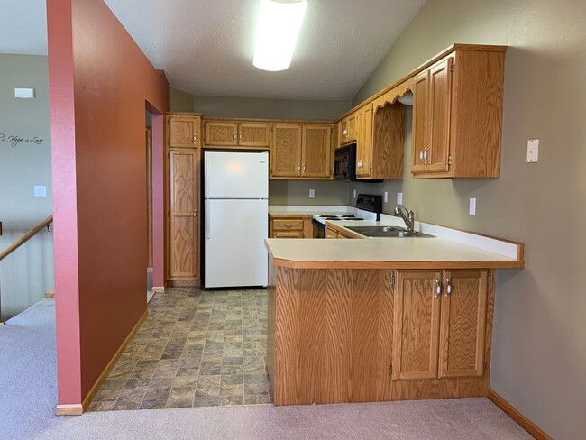 Building Photo - 3 Bedroom Twinhome in South Fargo!!