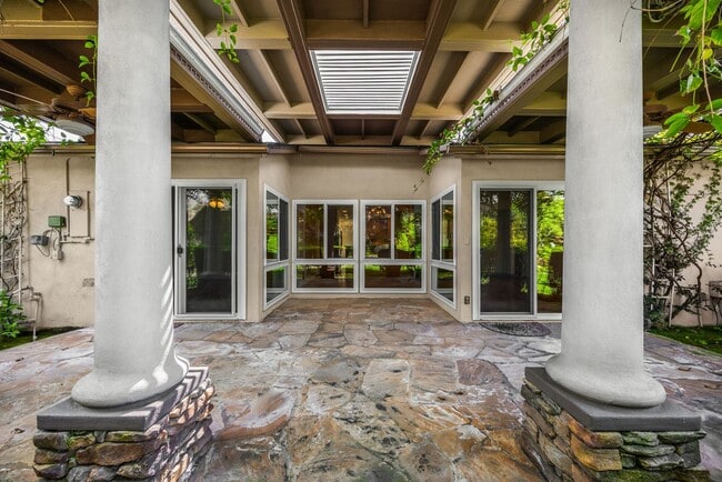 Building Photo - Adorable 3 Bed / 2 Bath Home w/ Detached 2 Car Garage