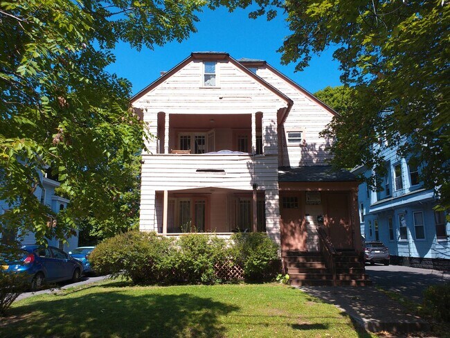 Building Photo - Spacious 3 Bedroom Flat With Off-Street Pa...