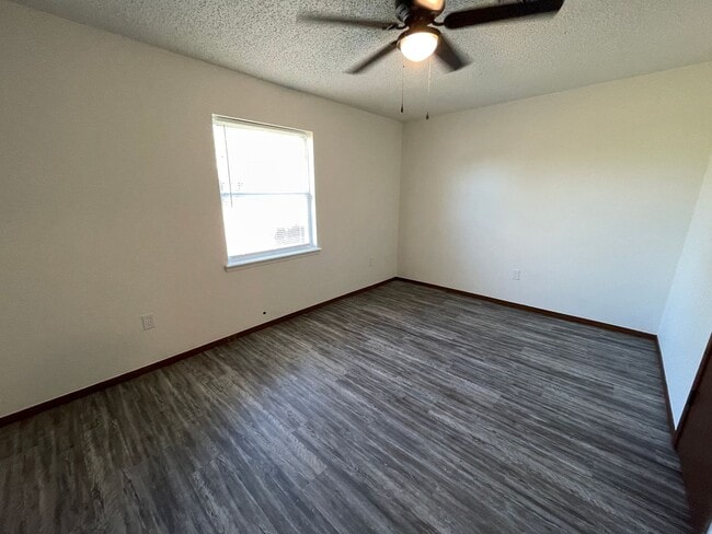 Building Photo - 2 bed 1 bath duplex tastefully updated in a great location in the heart of Blanchard! Plenty of p...