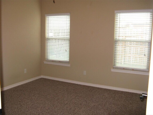 Building Photo - 806 Woodland Park Dr