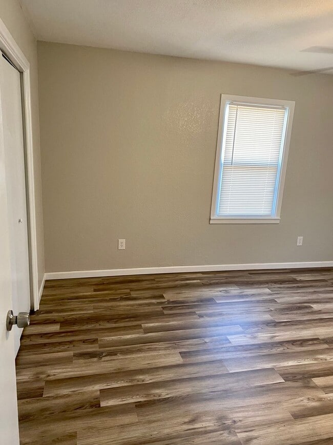 Building Photo - 3/1/1 Ready April 1