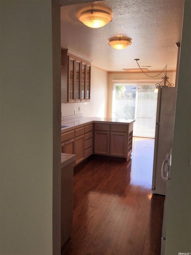 Building Photo - 3 bed 2 bath House
