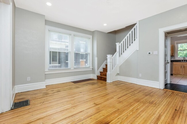 Building Photo - 412 E Oakland Ave