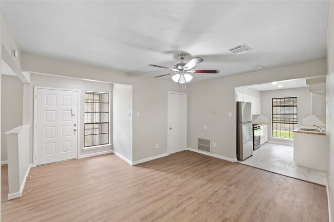 Building Photo - 7111 Pinehook Ln