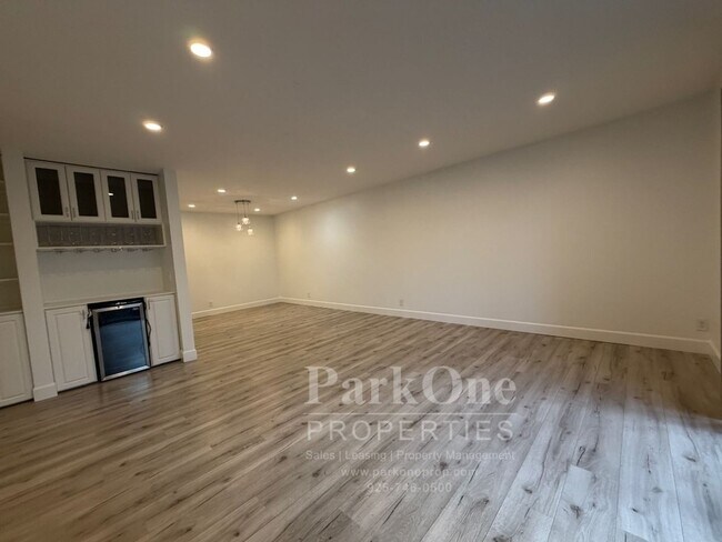 Building Photo - Spacious Condo Near Downtown Walnut Creek Available Now!