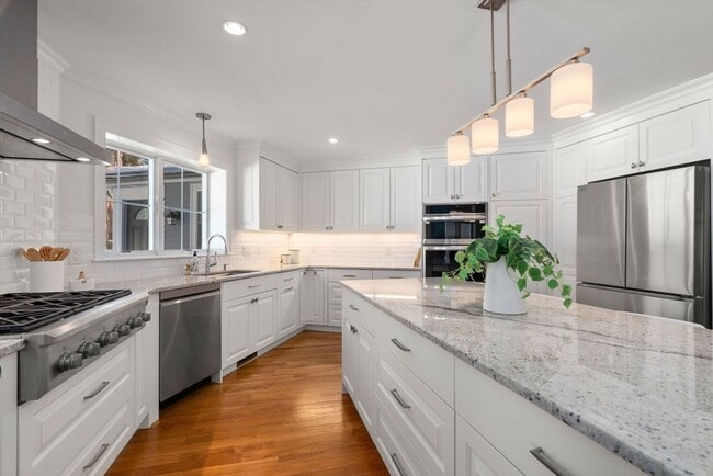 Building Photo - 150 Country Club Rd