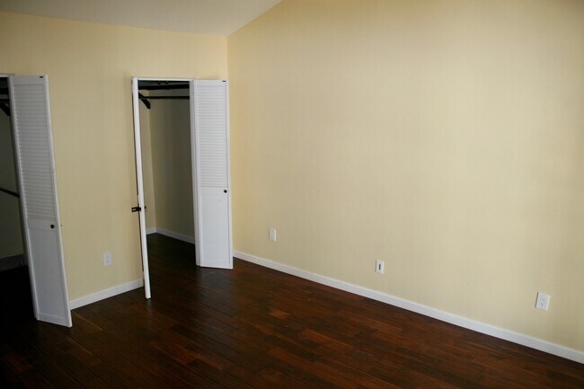 Building Photo - Charming 4 Bedroom Home plus office in Mis...