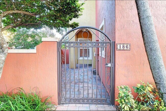 Front Gate - 186 Lake Monterey Cir