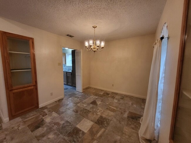 Building Photo - 1202 Shiloh Dr