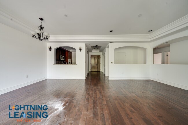 Building Photo - 10641 Woodbridge St
