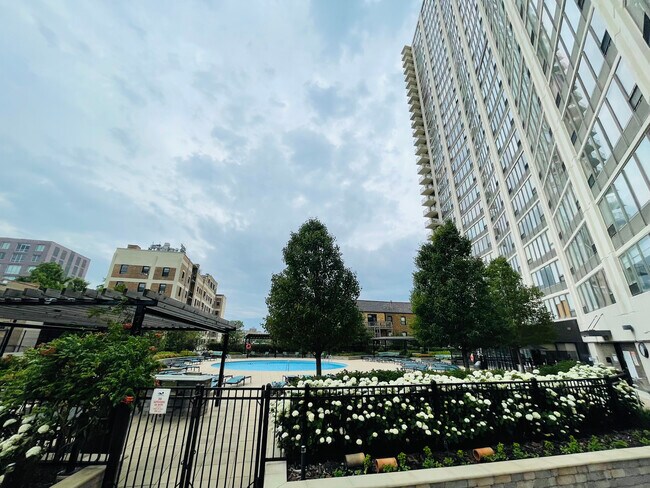Building Photo - 3930 N Pine Grove Ave