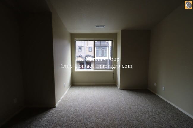 Building Photo - Lovely Townhome in Scenic Troutdale!