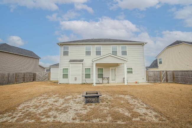 Building Photo - Spacious 3-Bed, 2.5-Bath Modern Home w/ 3-Car Garage in Highcroft – Close to Fort Bragg!