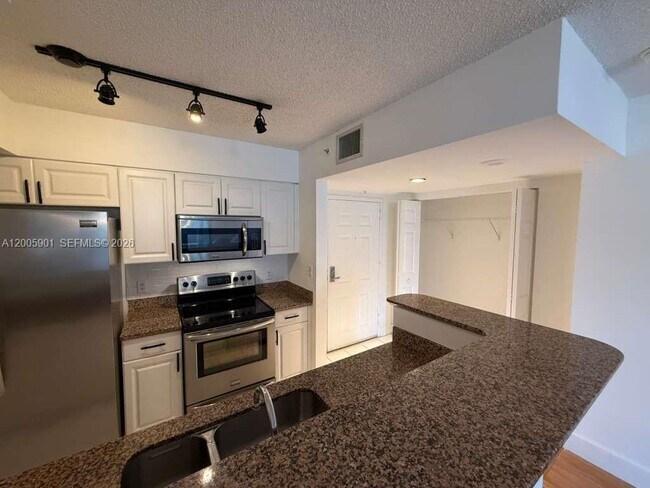 Building Photo - 1155 Brickell Bay Dr