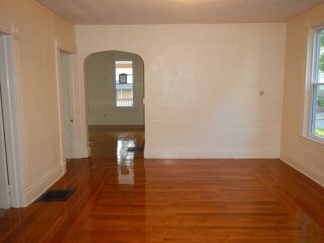 Building Photo - AVAILABLE 6/1/2026 Beautiful First Floor A...