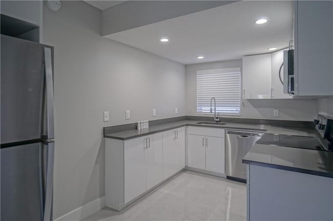 Building Photo - 640 NE 7th Ave