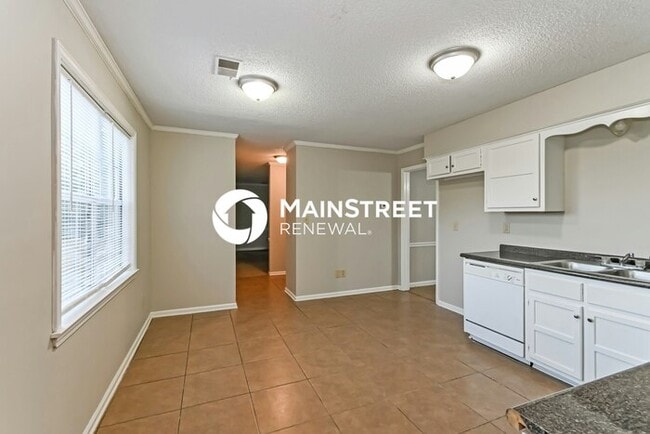 Building Photo - 3 Bedroom Pet-Friendly Home in MEMPHIS, TN with Main Street Renewal