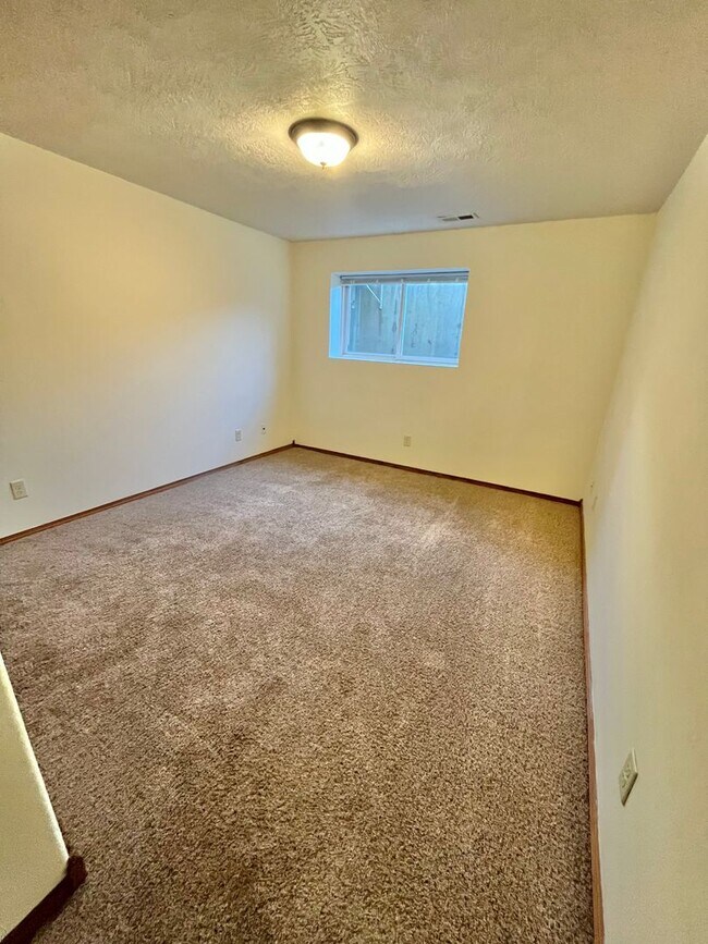 Building Photo - Spacious 4 Bed/3 Bath Twinhome in Brandon!