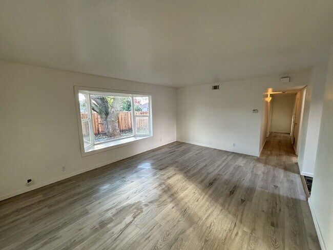 Building Photo - 5358 Laurel Dr