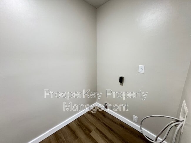 Building Photo - 5061 Thomason Ave