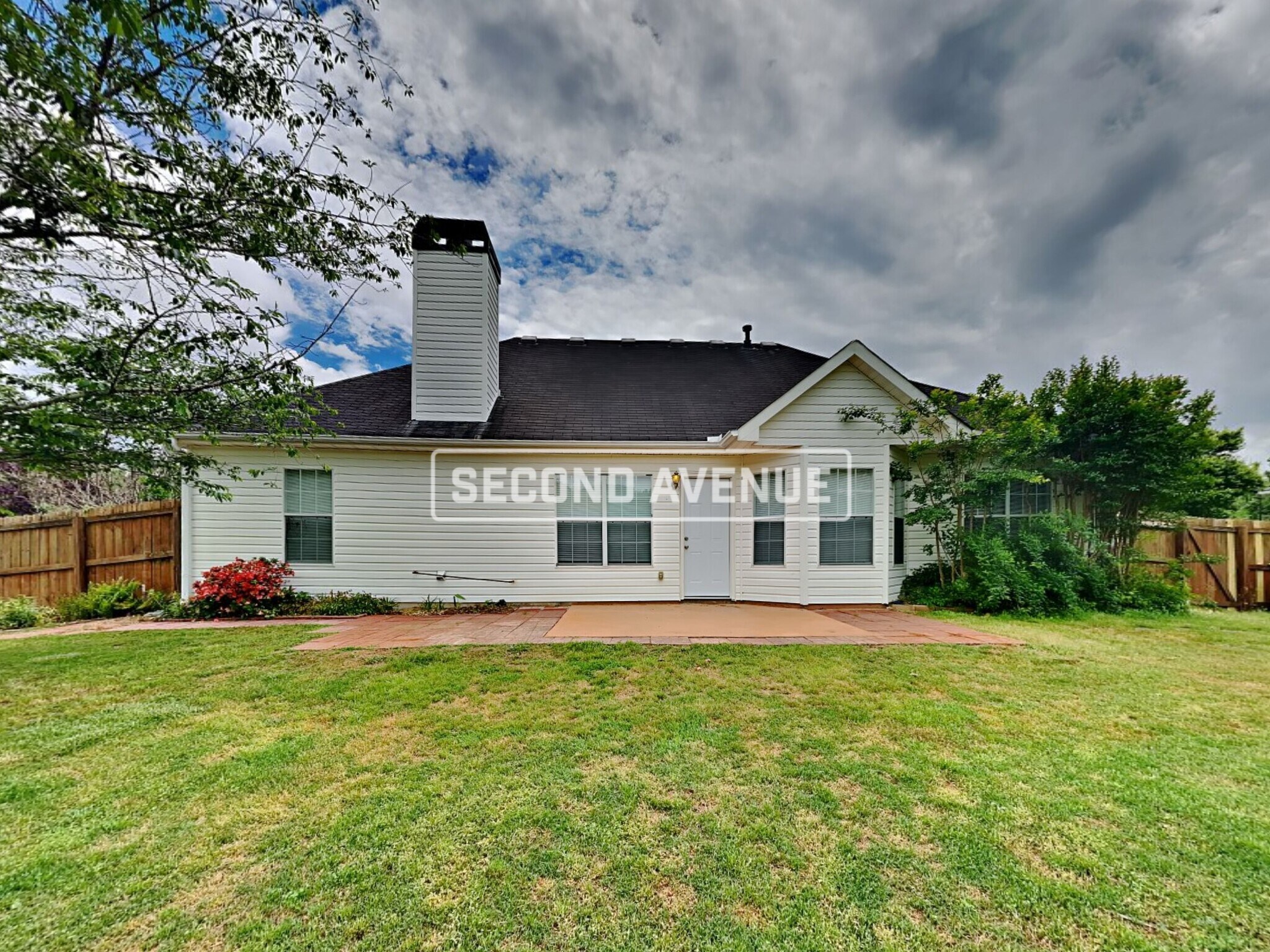 Building Photo - 661 Morningside Dr N