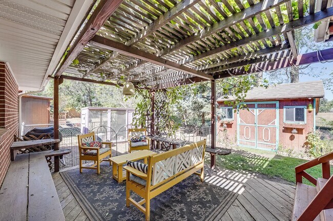 Building Photo - 4 bed, 2 bath Ranch Home near City Park W/ Finished Bsmt & Fenced Yard!