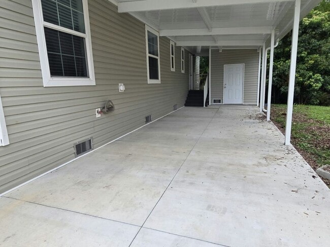 Building Photo - 164 Eland Dr