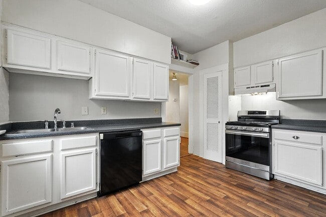 Building Photo - Beautiful 3-Bedroom Triplex in the Munger ...