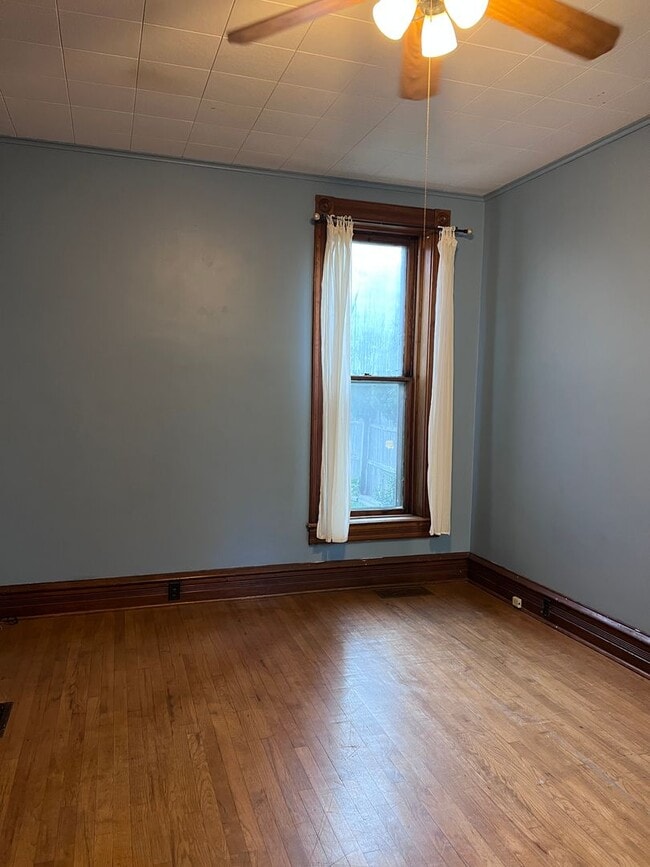 Building Photo - 3 Bedroom 2 Bathroom