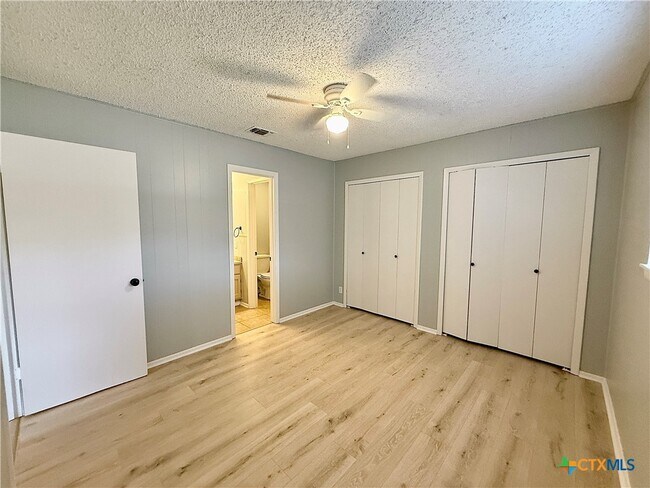 Building Photo - 705 Woodcrest Cir