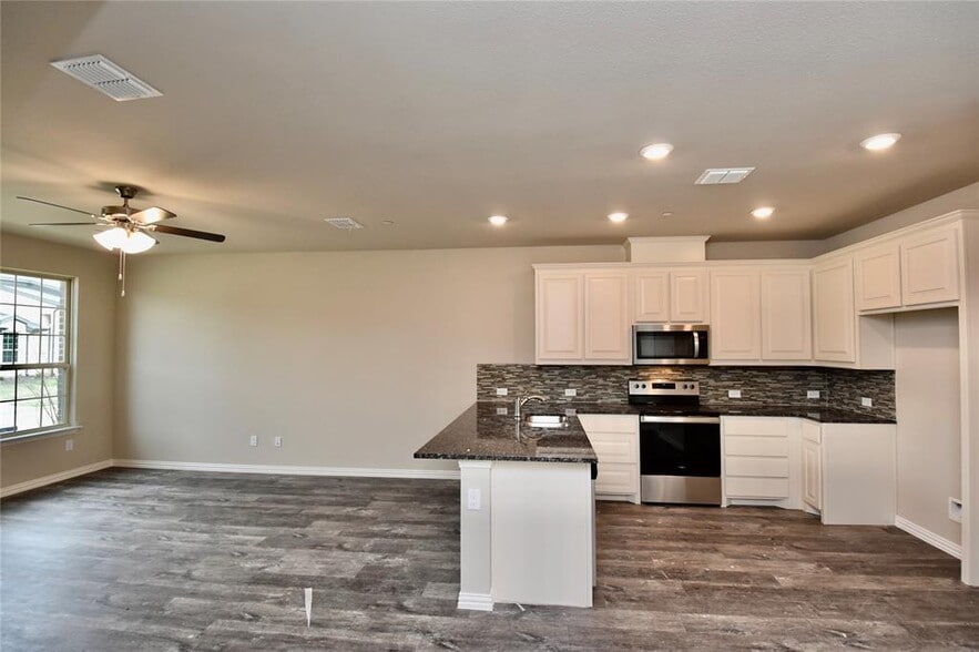 Kitchen - 3405 Solana Cir