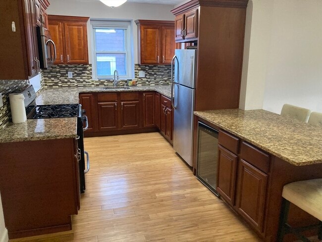 Building Photo - 4 Charles St