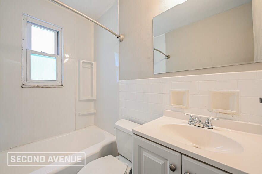 Building Photo - 1031 Greenlawn Dr