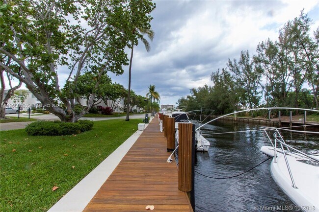 Building Photo - 6471 Bay Club Dr