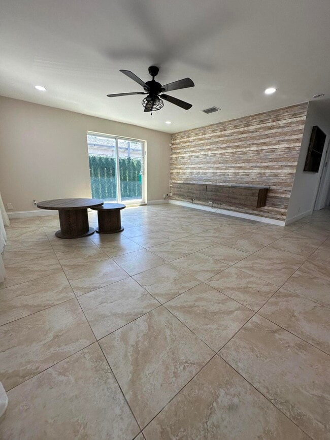 Building Photo - 5605 SW 24th Ave