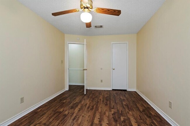 Building Photo - 2007 Highland Hills Dr