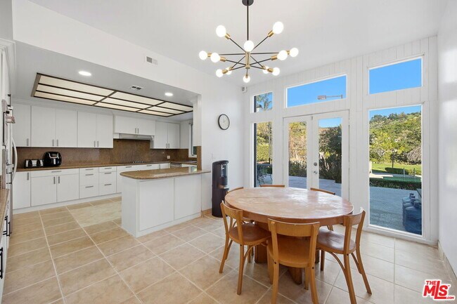 Building Photo - 2846 Royston Pl