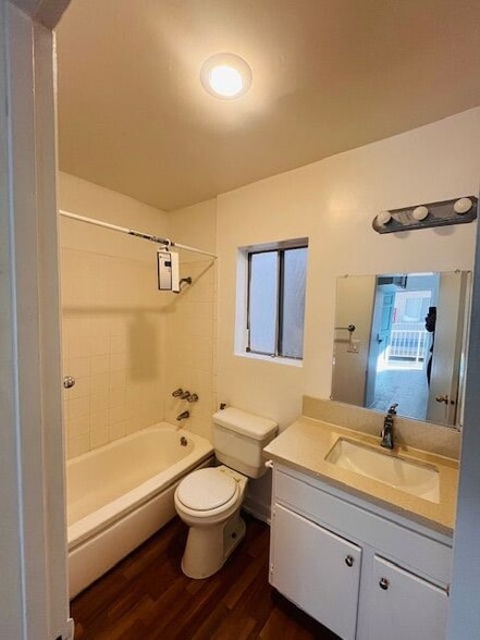 Building Photo - 1260 Beachwood Dr