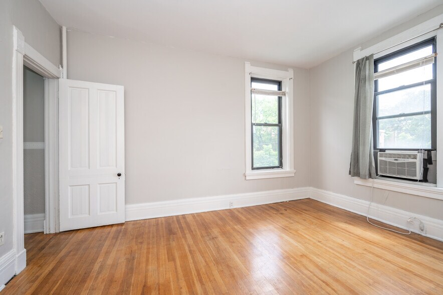 Building Photo - 120 Lyon St