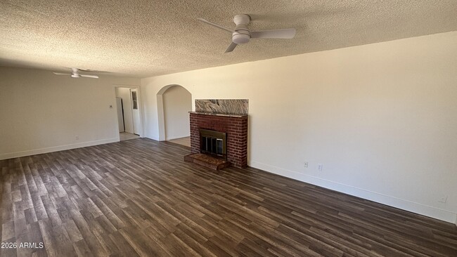 Building Photo - 2528 E Hartford Ave